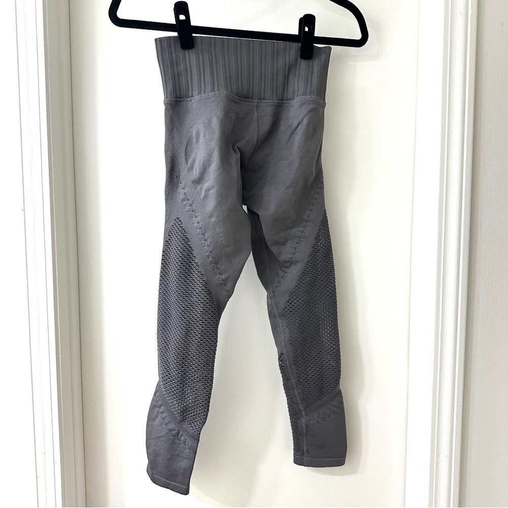 Athleta Gray Halasana Seamless Mesh 7/8 Tight Leggings, Ribbed Waistband, Size S - Picture 9 of 10